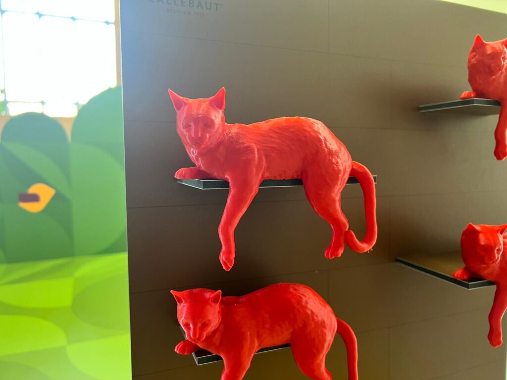 gatos 3d rojos